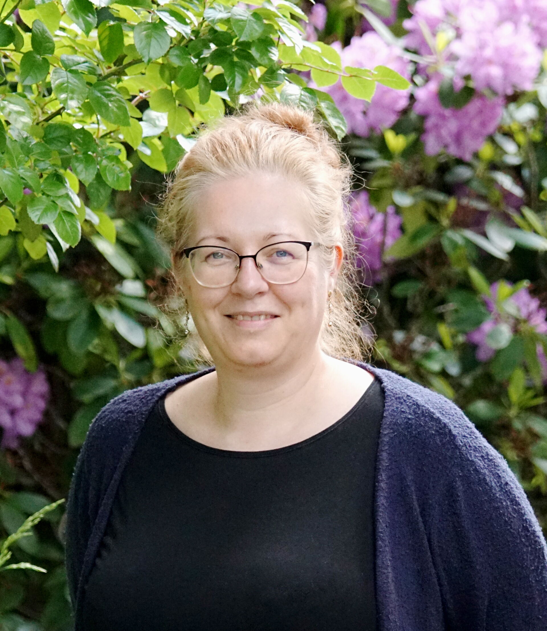 Porträt von Silke Melzer im hellen Raum